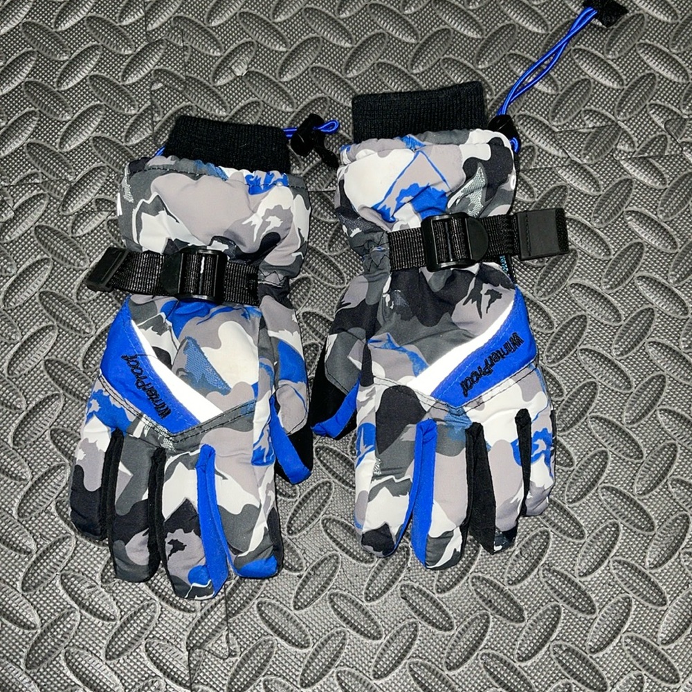 5/$10 - Winter gloves.